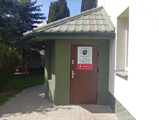 Wejście do gabinetu weterynaryjnego w Sitnie z tabliczką informacyjną